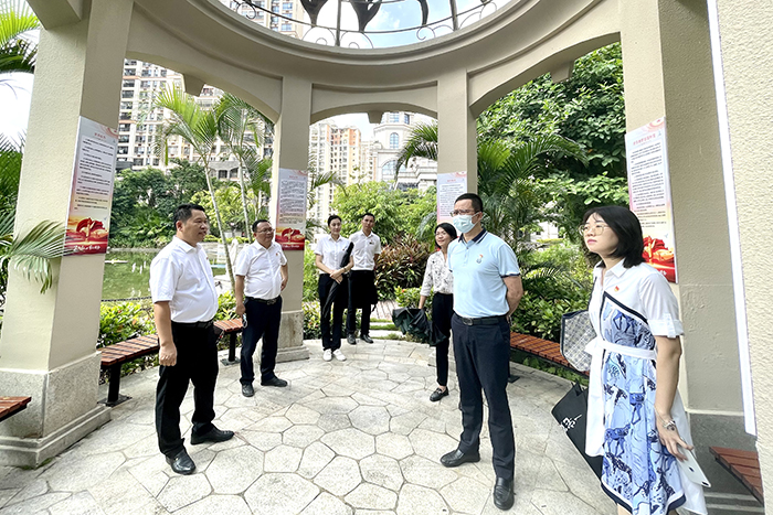 北投集團(tuán)評星定級復(fù)核檢查第六小組在由安信物業(yè)公司黨支部打造的長湖鳳景灣小區(qū)紅色文化長廊檢查指導(dǎo).jpg