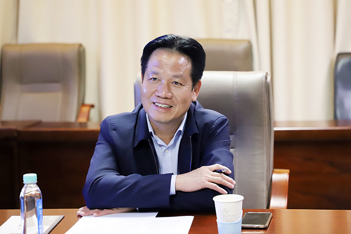 座談會(huì)上，朱堅(jiān)和認(rèn)真聽(tīng)取匯報(bào).JPG