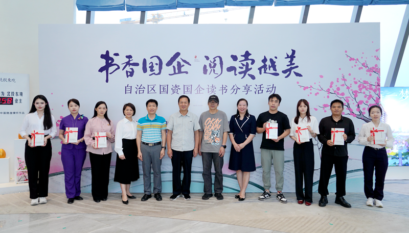 圖為向青年職工代表贈(zèng)書(shū)_副本_副本.png