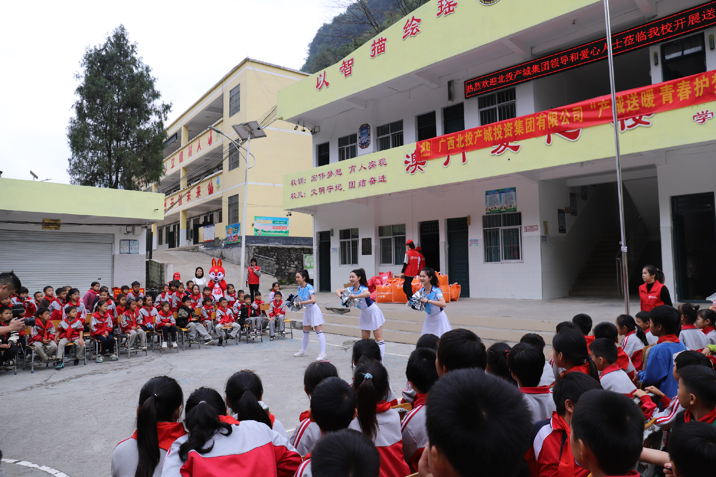 png在宏偉村小學(xué)開展“產(chǎn)城送暖 青春護(hù)夢”志愿行動(dòng).png