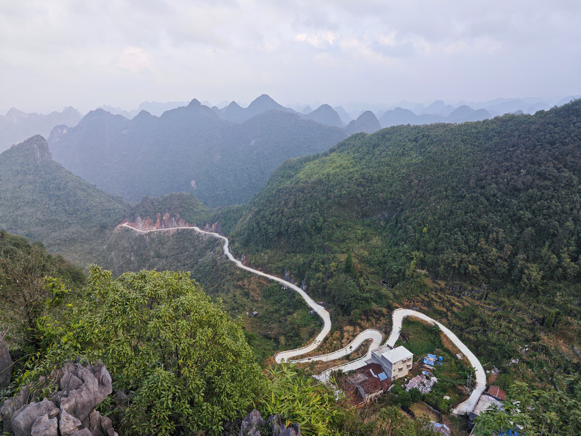 66.弄茶屯硬化路建成通車（弄茶屯級公路于2023年11月建成通車，標(biāo)志著宏偉村全村32個(gè)村民小組全部實(shí)現(xiàn)水泥硬化路通車）.jpg