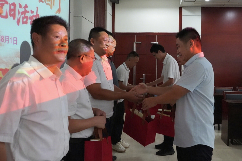 圖為各組織向退役軍人代表贈送慰問品.jpg